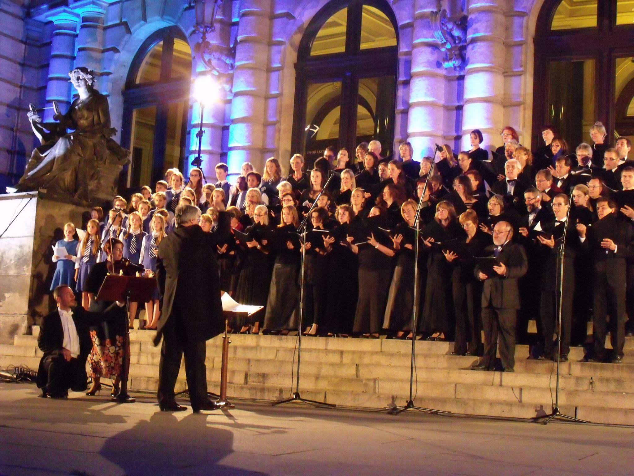 Koncert s En arché a Kühnovým dětským sborem na schodech Rudolfina, Praha, 2015